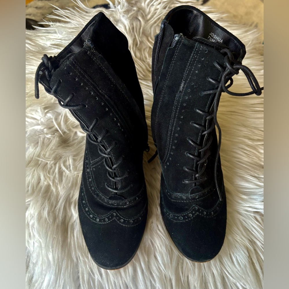 Tahari Joshua Lace Up Short Boots